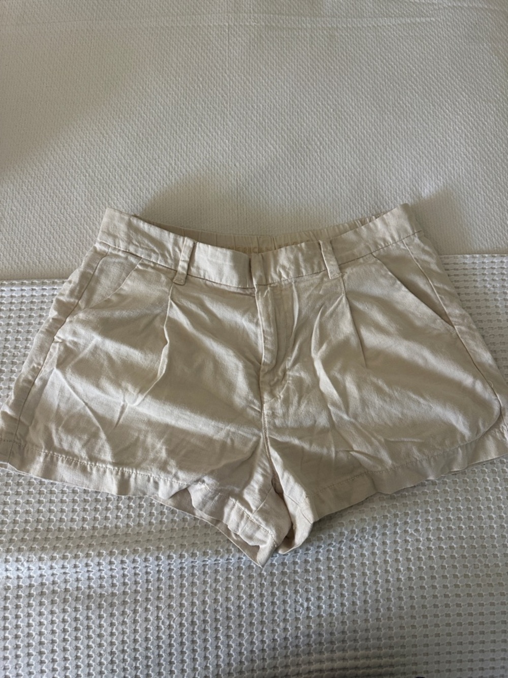 American Eagle Women's Cream Pleated Cotton Shorts